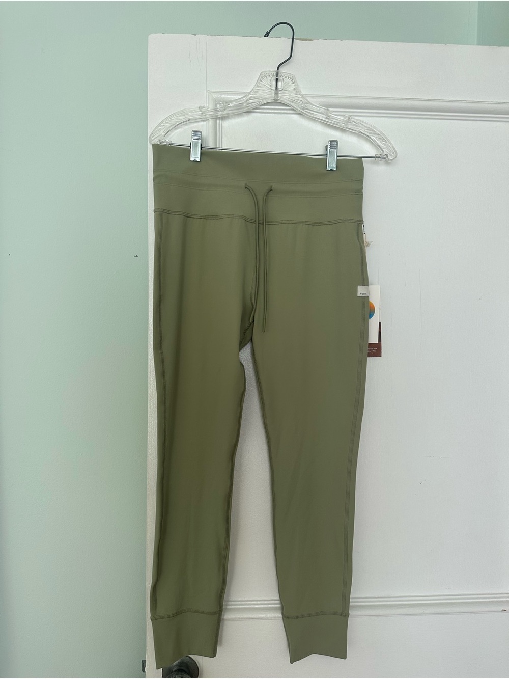 Vuori Daily Legging in Sprout! Brand NEW!
